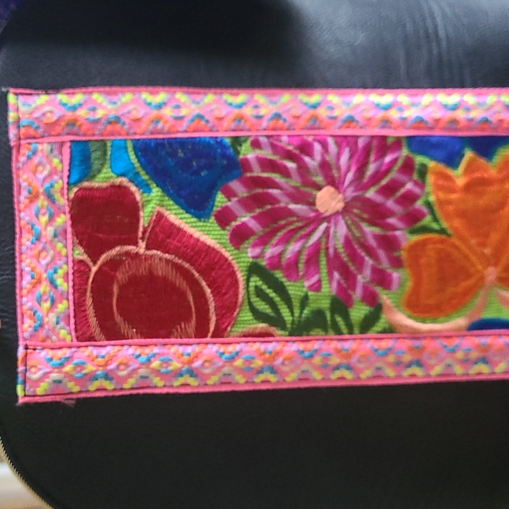 Embroidered leather backpack - Picture 3 of 3
